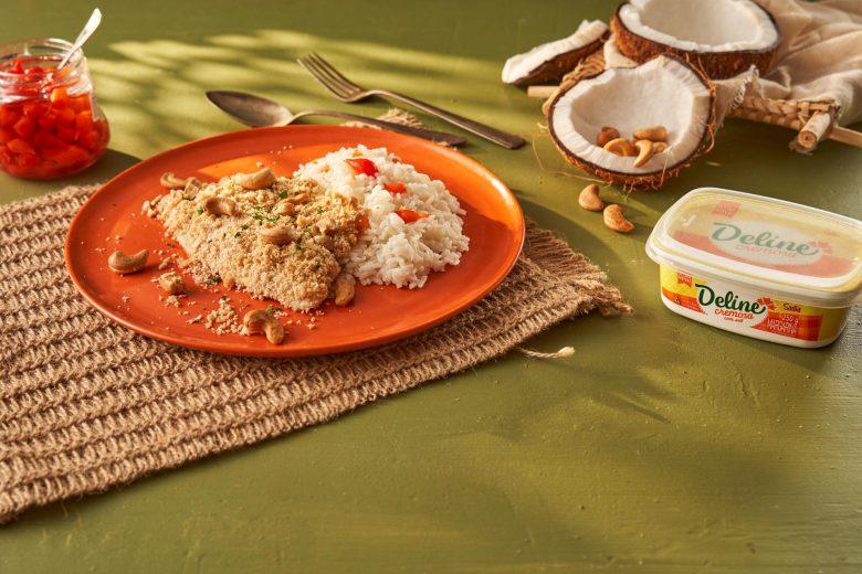 Peixe na crosta de castanha de caju com arroz de coco