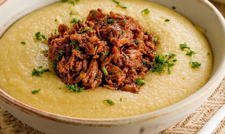Polenta cremosa com carne cozida