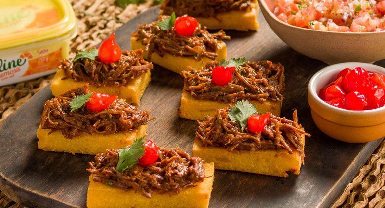 Polenta frita com cozido de bode, coentro e pimenta