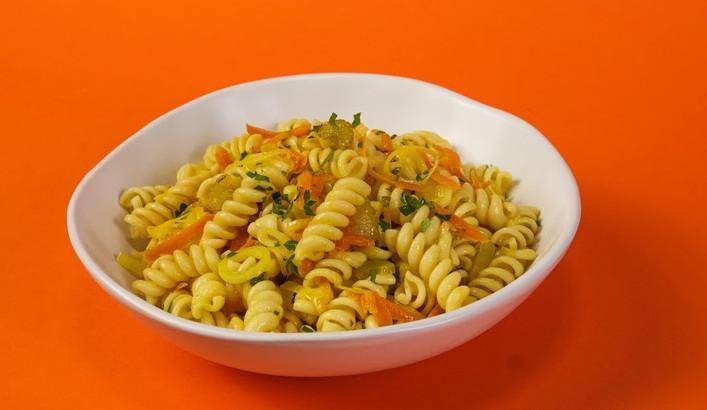 Salada de macarrão parafuso com legumes