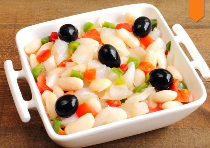 Salada de bacalhau com feijão jalo, branco ou vermelho