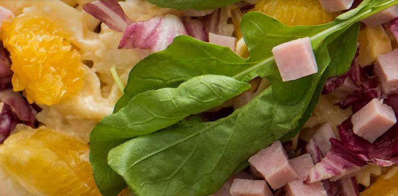 Em um bowl, misture a maionese, o suco de laranja e o molho inglês, reserve.Em um recipiente, disponha os demais ingredientes e tempere com o molho preparado. Sirva gelado.