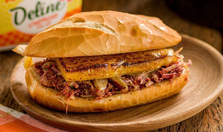 Sanduíche de carne seca com requeijão do norte