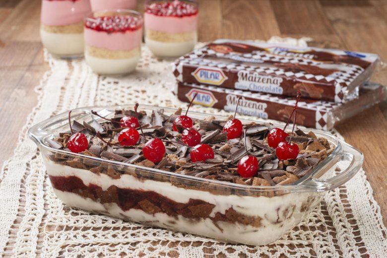 Sobremesa gelada de cereja com chocolate e biscoito Maizena de chocolate