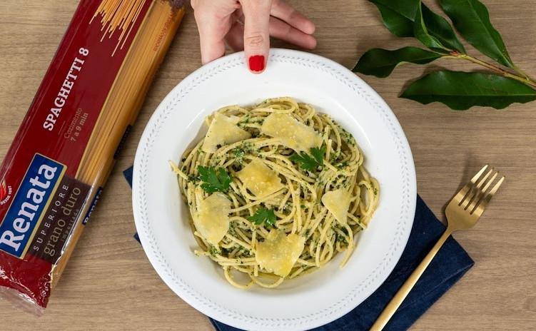 Spaghetti com pesto brasileiro