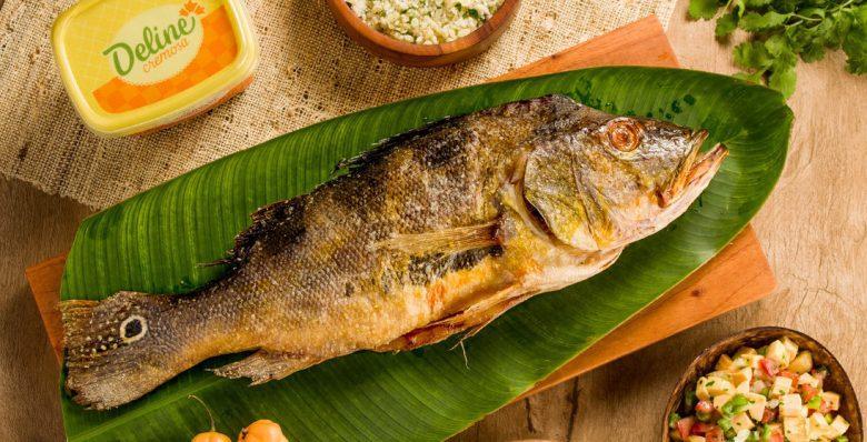 Tucunaré assado na folha de bananeira com purê de mandioca e goma de tapioca
