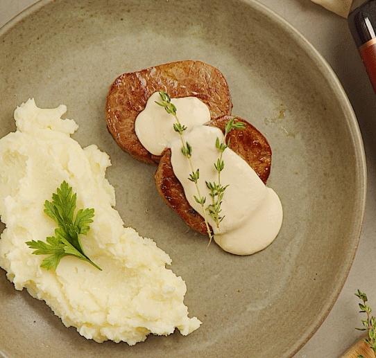 Filé mignon com molho de queijo