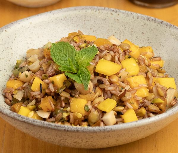 Salada de grãos com molho cítrico
