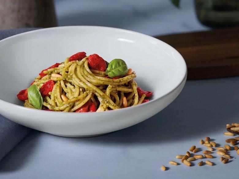 Spaghetti ao pesto com tomate e manjericão