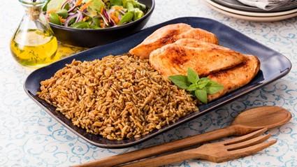 Arroz com tomate, manjericão e peito de frango