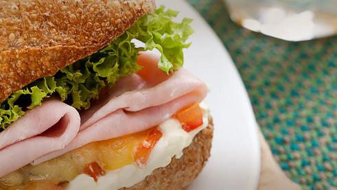 Bauru com presunto e cream cheese