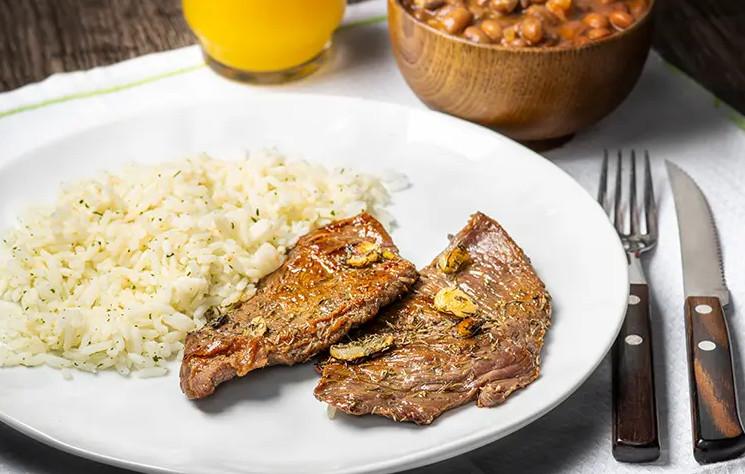 Bife aromatizado com tomilho e alho