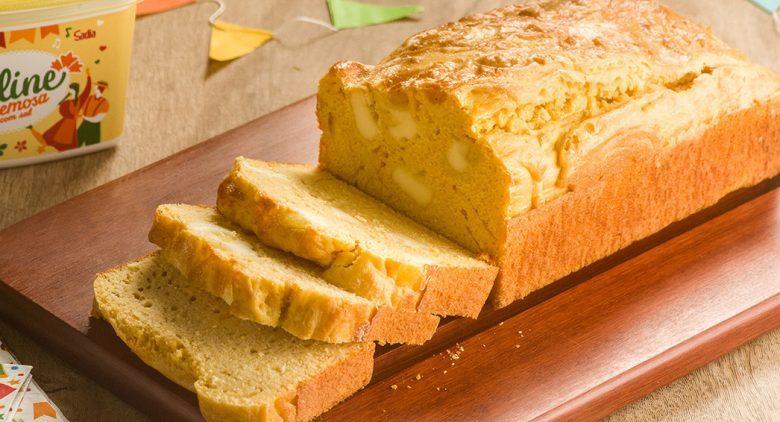 Bolo de fubá salgado com queijo coalho