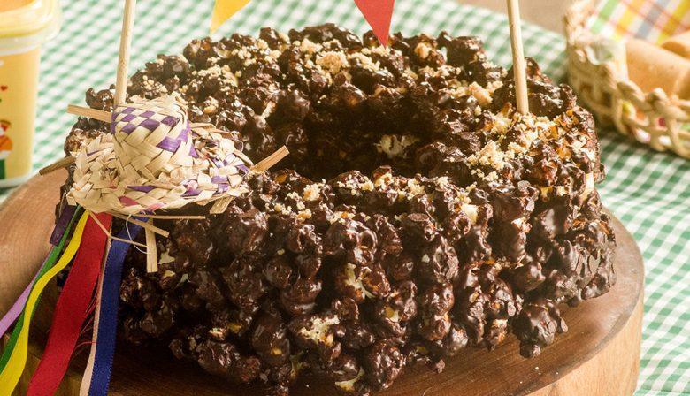 Bolo de pipoca com chocolate e amendoim