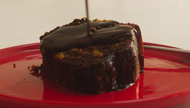 Bolo mesclado de cenoura e chocolate