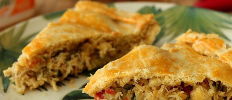 Empadão de frango desfiado com coentro