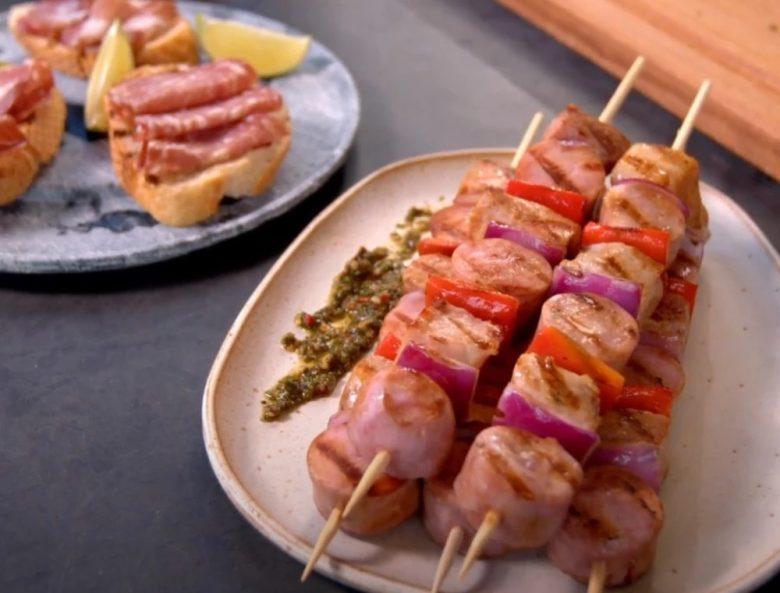 Espetinho de filé com linguiça e bruschetta com copa e salame