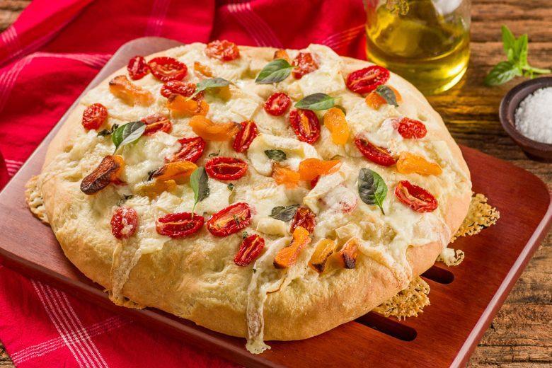 Focaccia de queijo camembert, tomate, manjericão e damasco