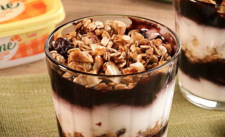 Iogurte com calda de açaí e granola caseira de castanha-do-Pará