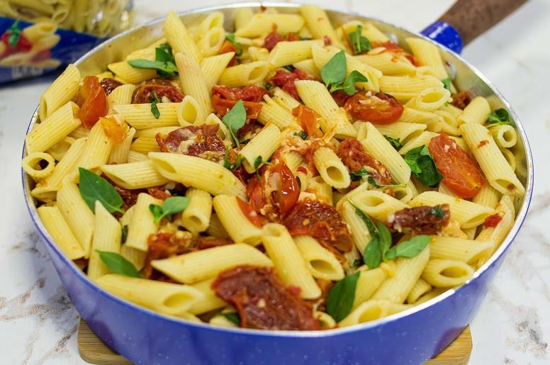 Macarrão napolitano com tomate seco, tomate-cereja e manjericão