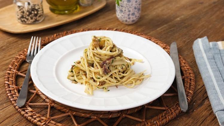Macarrão à carbonara com carne seca