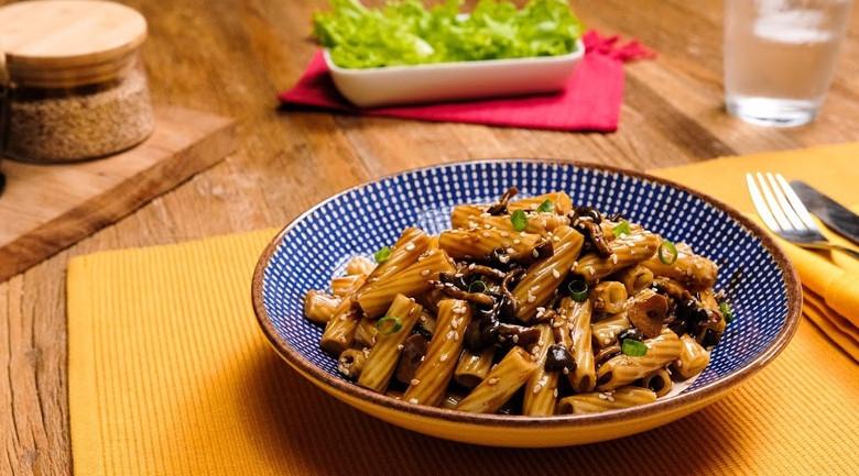 Macarrão com shimeji e gergelim