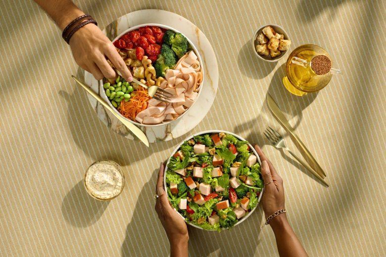 Salada colorida com peito de frango