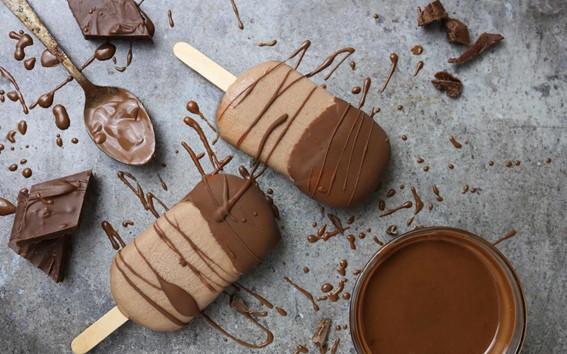 Picolé de pasta de amendoim com cobertura de chocolate