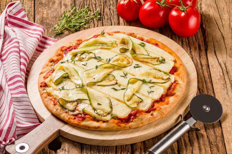Pizza de abobrinha com queijo brie