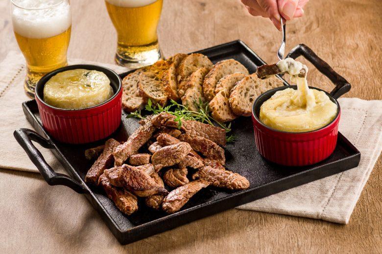 Ramequim de queijo camembert assado