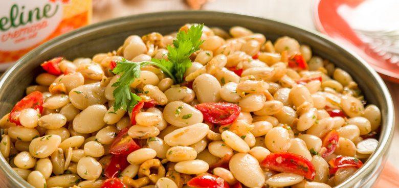 Salada de fava, tomate, castanha-de-caju e coentro