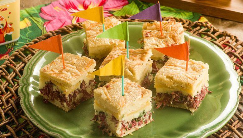 Torta de carne seca, requeijão e coentro