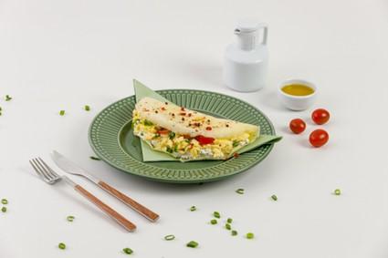 Tortilla recheada com ovo mexido, ricota e tomate