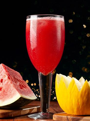 Drink vermelho na avenida