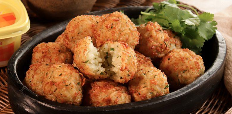Bolinho de arroz com vinagrete de pimenta de cheiro