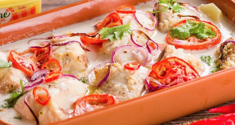 Peixe assado com tomate, cebola e leite de coco
