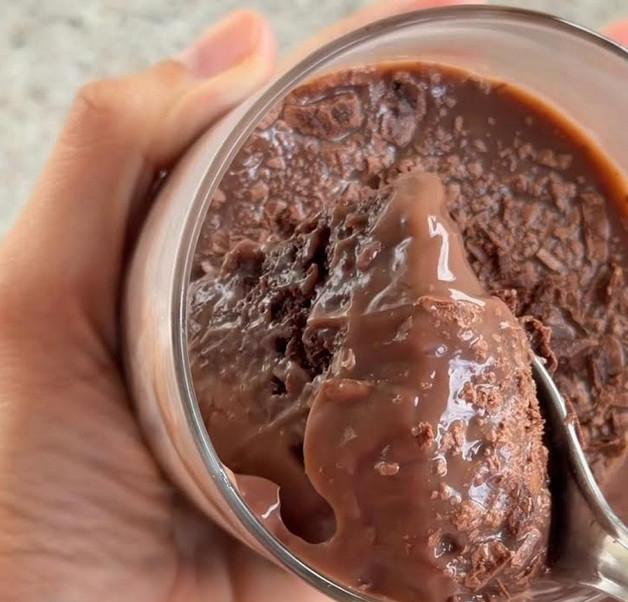 Bolo de pote proteico de chocolate