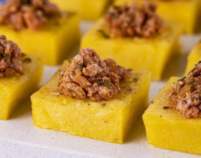 Canapé de polenta com ragu de linguiça