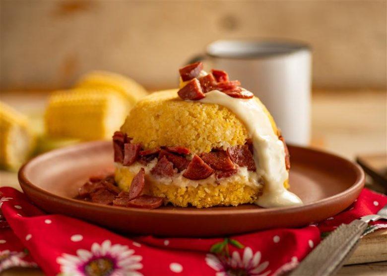 Cuscuz com calabresa fatiada e catupiry