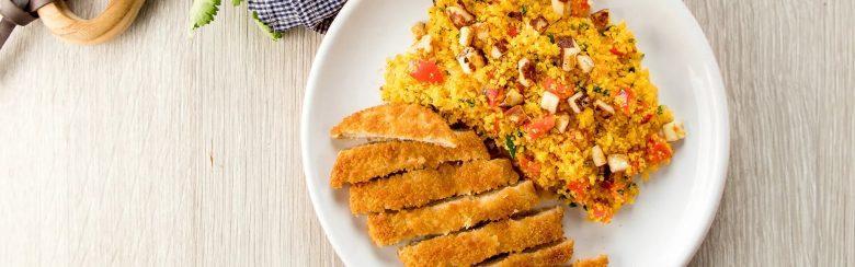 Cuscuz com hambúrguer de frango Empanado