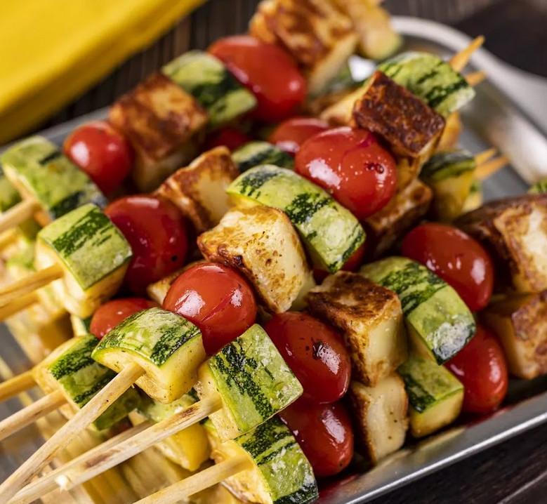 Espetinho de legumes com queijo de coalho