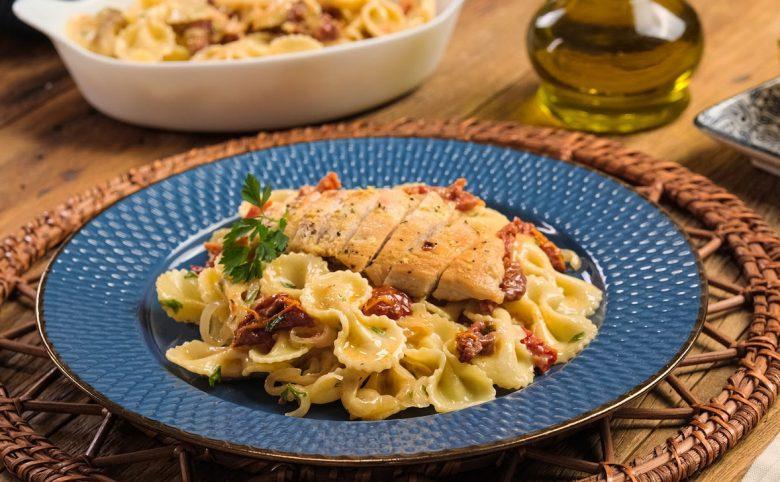 Farfalle com cebola caramelizada, tomate seco, limão siciliano e frango