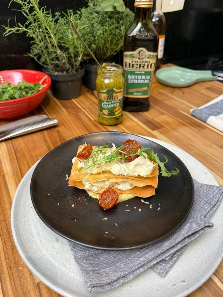 Mil-folhas de bacalhau cremoso com maionese de pesto