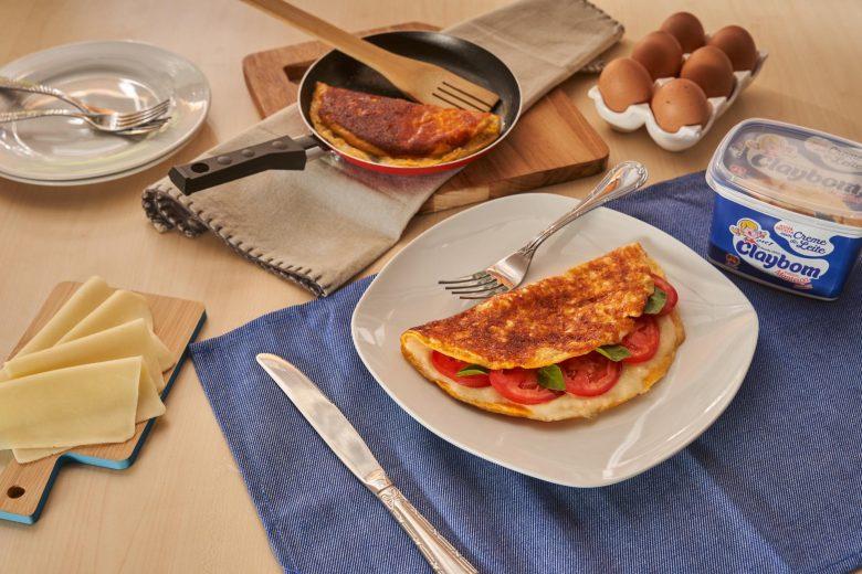 Omelete de queijo crocante com tomate e manjericão