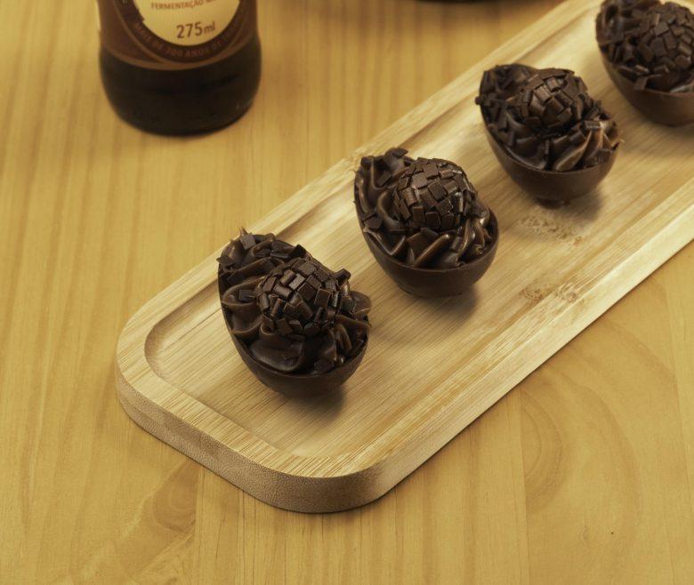 Ovo de chocolate com brigadeiro de shoyu