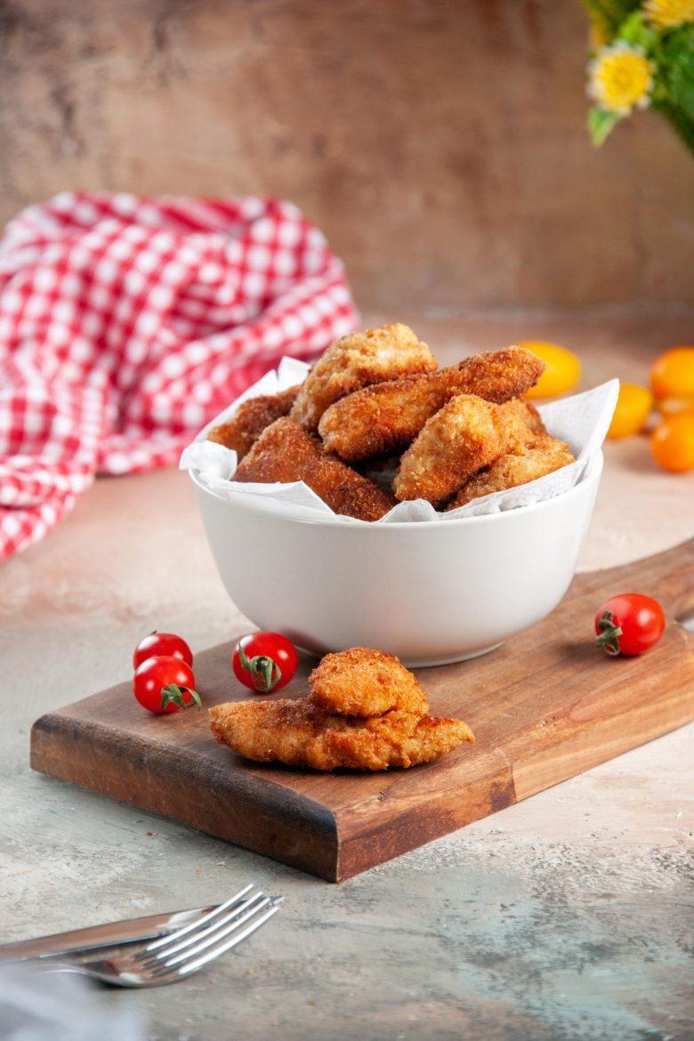 Tulipas de frango Gai Yang na air fryer com molho Nam Jim Jaew