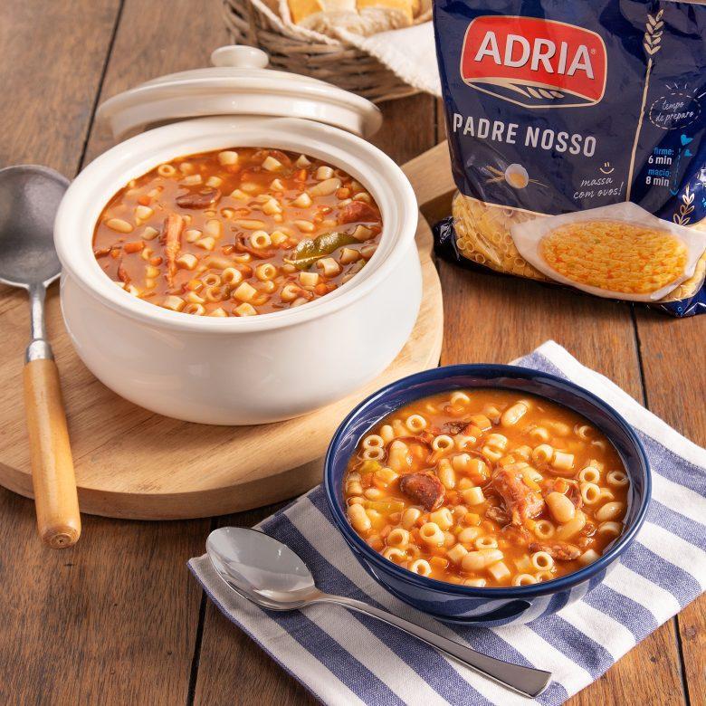 Sopa de feijão branco com costelinha defumada