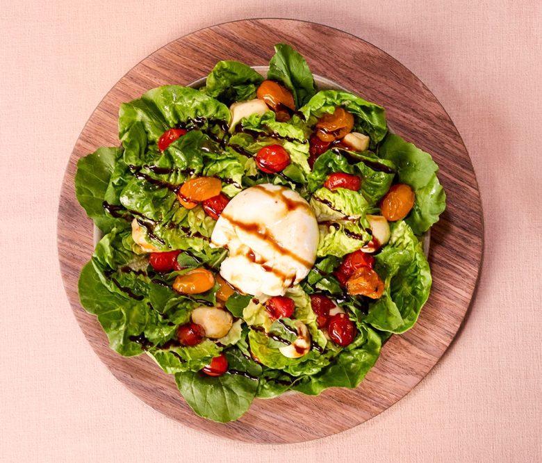 Salada caprese com shoyu