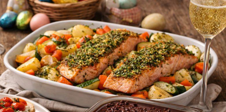 Salmão ao forno com crosta de ervas e legumes assados