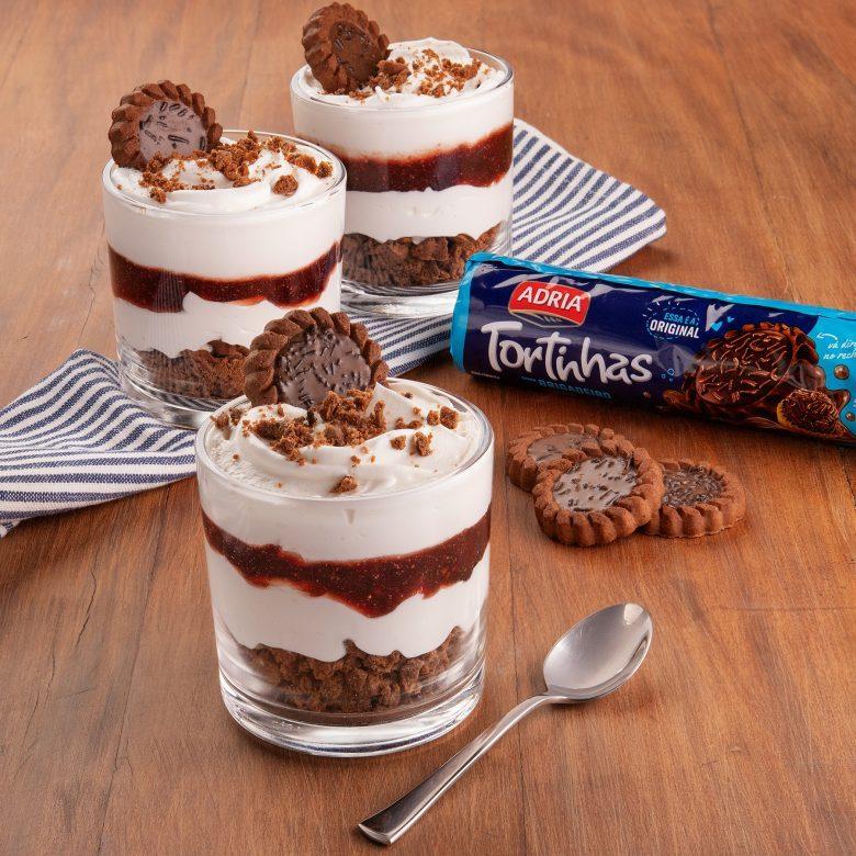 Cheesecake de copinho com tortinha de brigadeiro e frutas vermelhas